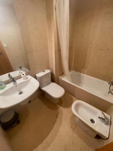 Ένα μπάνιο στο Apartamento en Nerja con vistas al Mar.