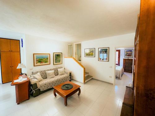 a living room with a couch and a table at Appartamento vicino al centro di Olbia in Olbia