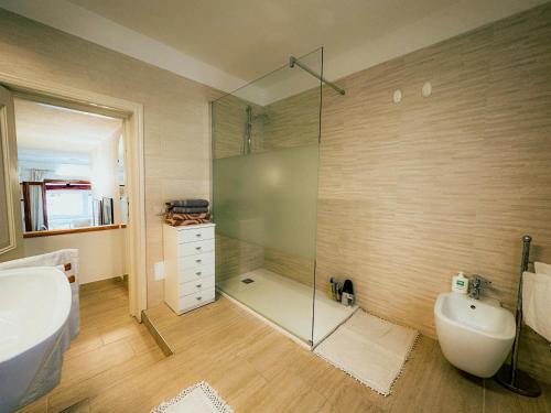 a bathroom with a shower and a sink and a toilet at Appartamento vicino al centro di Olbia in Olbia