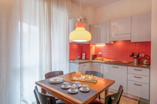 een keuken met een tafel met stoelen en een eetkamer bij BnButler - Cesare Brivio, 21 - Ampio e Luminoso in Milaan