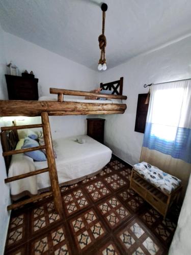 - une chambre avec 2 lits superposés et une fenêtre dans l'établissement Hacienda Tresoles, à Ubrique