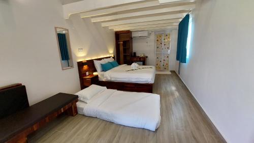 una camera d'albergo con due letti e un tavolo di Coastal Bay Staycation a Dungun