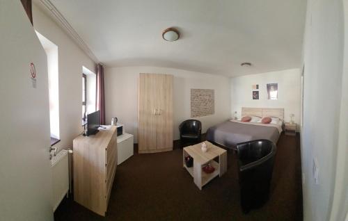 Pokój hotelowy z łóżkiem i łazienką w obiekcie Apartman Reduta w Łuczeńcu