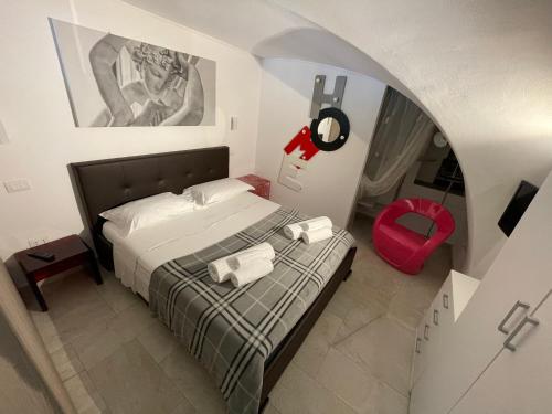 een kleine slaapkamer met een bed en een spiegel bij Loft “Cinema Galleria” in Bari