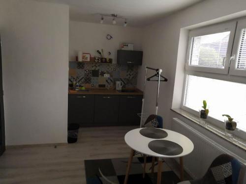 uma cozinha com uma pequena mesa e uma janela em Privát SIMBA em Strečno