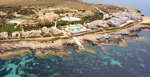 una vista aerea di un resort vicino all'oceano di Mangia's Favignana Resort a Favignana