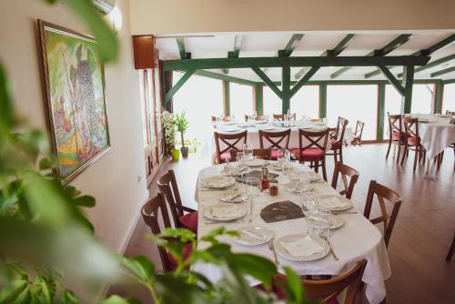 uma sala de jantar com uma mesa longa e cadeiras em Florida Resort em Backa Palanka