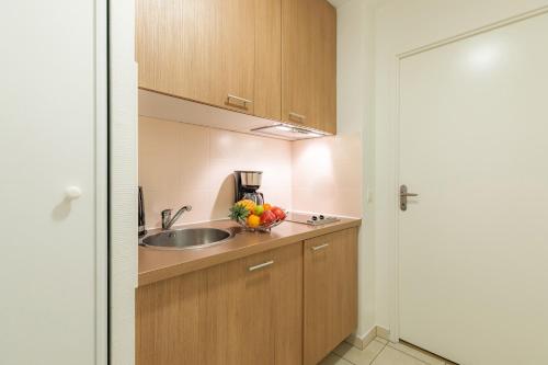Appart'City Confort Toulouse Purpan tesisinde mutfak veya mini mutfak