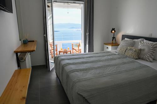 1 dormitorio con cama y vistas al océano en Villa Veranda Agios NIkolaos (suite) en Ágios Nikólaos
