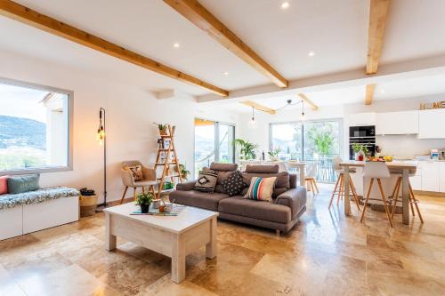 un salon avec un canapé et une table dans l'établissement LA CASITA VI4348 By Riviera Holiday HOmes, à Falicon