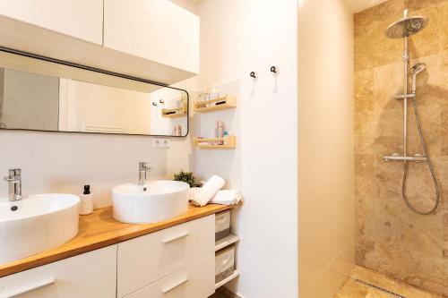 łazienka z 2 umywalkami i prysznicem w obiekcie LA CASITA VI4348 By Riviera Holiday HOmes w mieście Falicon
