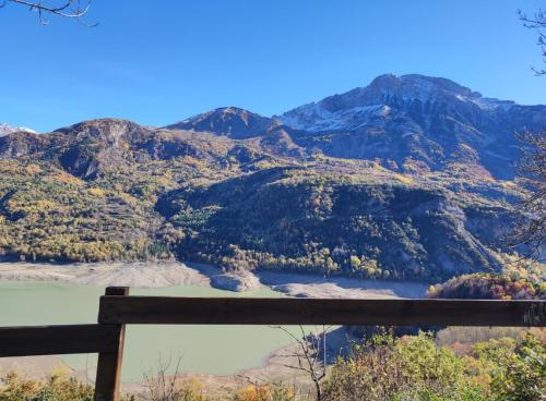 a view of a mountain range with a lake at Apartamentos Lausan in Gavín