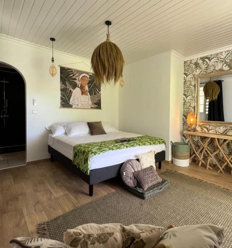 a bedroom with a bed and a mirror at Maison Taina in Arue