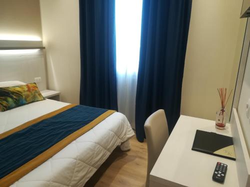 Ένα ή περισσότερα κρεβάτια σε δωμάτιο στο Roma Hotel