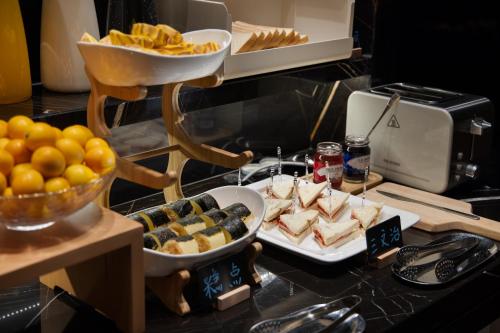 una mesa cubierta con platos de comida en un mostrador en Spey Hotel en Guangzhou