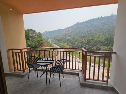 Pemandangan gunung umum atau pemandangan gunung yang diambil dari hotel