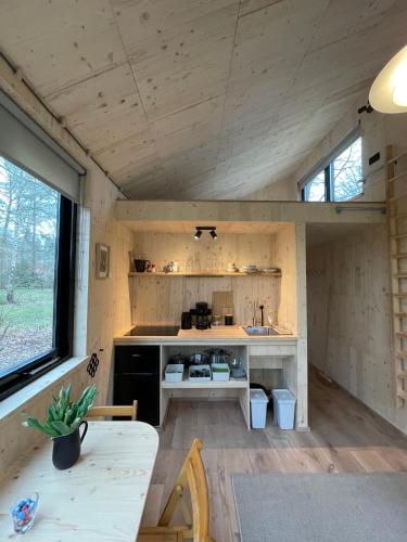 een keuken in een tiny house met een tafel bij Buitenplaats Vinckeboom in Diepenheim