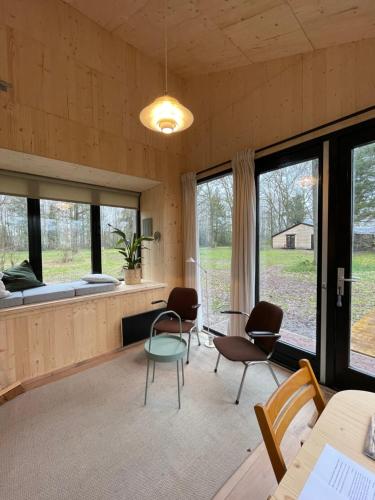 een woonkamer met een bed en een tafel en stoelen bij Buitenplaats Vinckeboom in Diepenheim