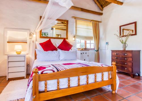 Un pat sau paturi într-o cameră la Plum Tree Cottage