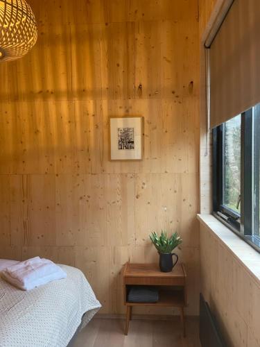 een slaapkamer met een bed in een houten muur bij Buitenplaats Vinckeboom in Diepenheim