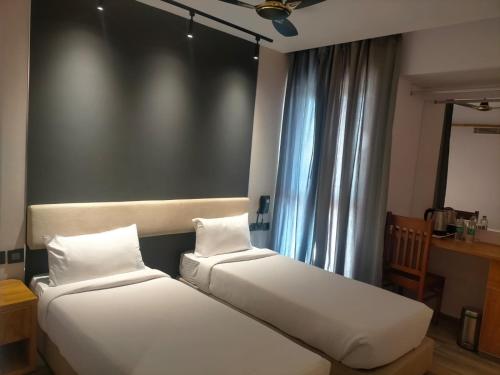 Voodi või voodid majutusasutuse TERRACE BUSINESS HOTEL KOZHIKODE toas