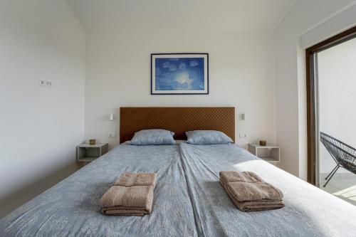 een slaapkamer met een groot bed met 2 kussens erop bij Villa Ogradina in Peruški - Haus für 4-5 Personen in Peruški