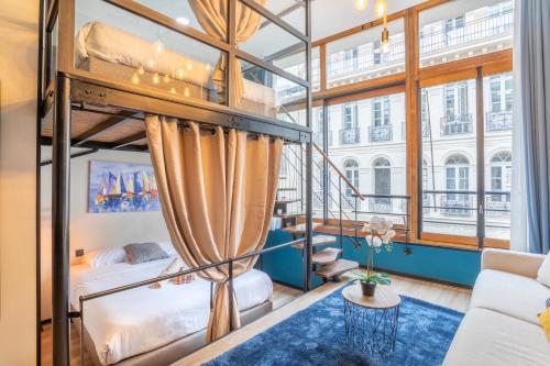 - une chambre avec des lits superposés et un salon dans l'établissement ADIRA Résid'Marseille Vieux-port, à Marseille