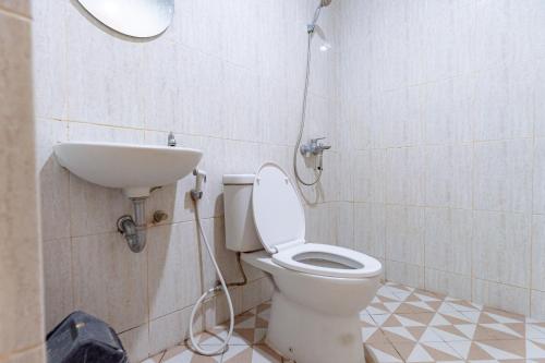 La salle de bains est pourvue de toilettes et d'un lavabo. dans l'établissement RedDoorz @ Medan Johor 2, à Delitua