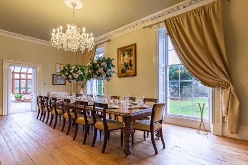 una sala da pranzo con un lungo tavolo e sedie di Severn Manor a Astley