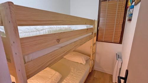 quelques lits superposés dans une chambre dans l'établissement Les Coteaux de la Nartelle, à Sainte-Maxime