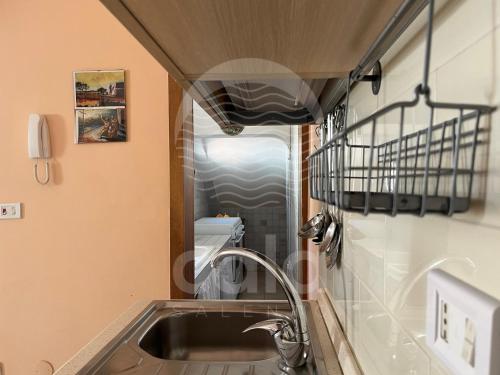 łazienka z umywalką i toaletą w obiekcie Villa Corallo By Cala Salento w mieście Torre Lapillo
