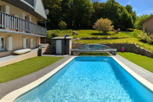 Πισίνα στο ή κοντά στο AUX 2 LACS Gîte