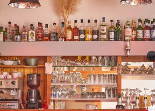 un bar avec beaucoup de bouteilles d'alcool dans l'établissement Coeur de Vendée mobil home, à La Boissière-de-Montaigu
