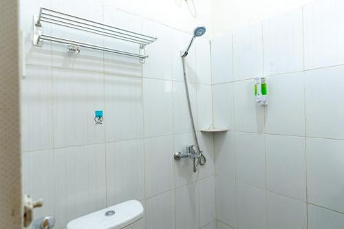 Ένα μπάνιο στο RedDoorz @ Simpang Pemda Medan
