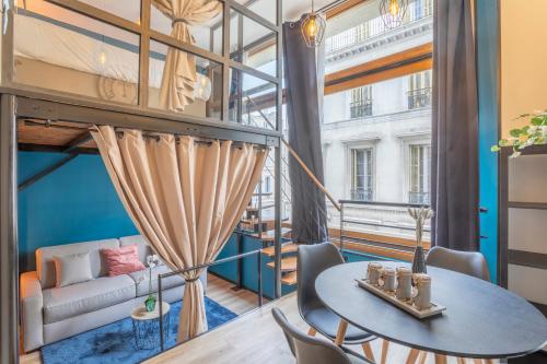 una sala de estar con una mesa y un sofá en ADIRA Résid'Marseille Vieux-port 2 étoiles, en Marsella