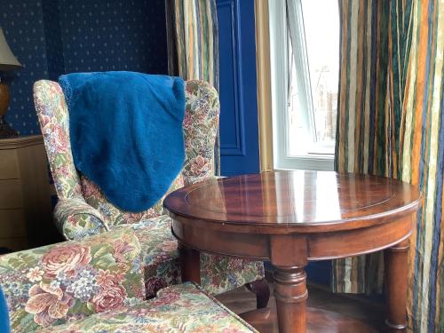 a room with a table and a chair and a table and a chair with at Rooms in City House nr Light Stadium in Sunderland
