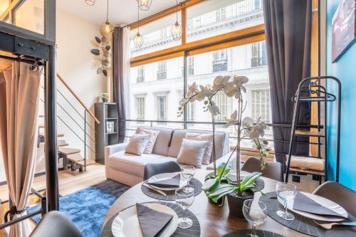 un salon avec un canapé et une table dans l'établissement ADIRA Résid'Marseille Vieux-port 2 étoiles, à Marseille