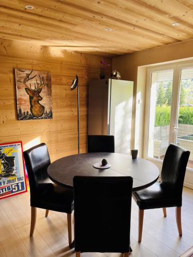 une salle à manger avec une table et des chaises dans l'établissement ※ Résidence POMME DE PIN - Terrasse - Nature ※, à Xonrupt-Longemer