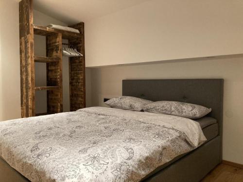 ein Schlafzimmer mit einem Bett mit zwei Kissen darauf in der Unterkunft Ferienwohnung Bergtraum in Sankt Ulrich am Pillersee