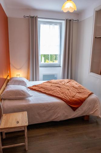 une chambre avec un grand lit avec une fenêtre dans l'établissement Charme au cœur des vignes, à Malras