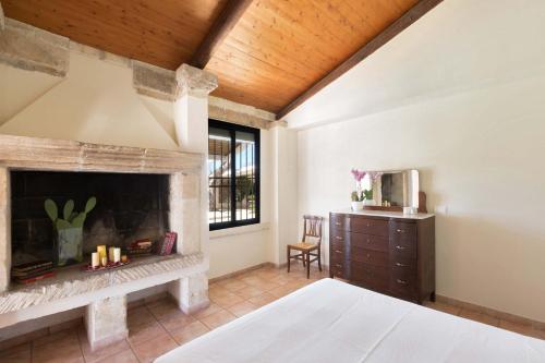 una camera con camino e letto di Dependance di Omero by BarbarHouse a Cavallino di Lecce