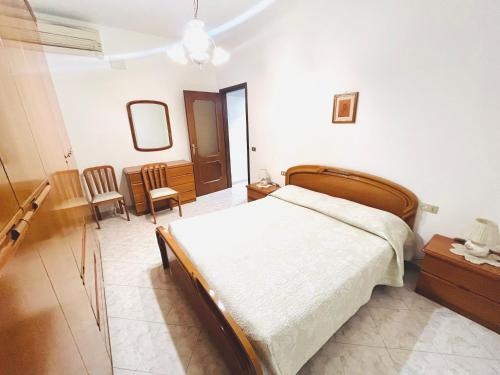 Schlafzimmer mit einem Bett, einem Tisch und Stühlen in der Unterkunft grazioso bilocale a 100 mt dalla metropolitana in Sesto San Giovanni
