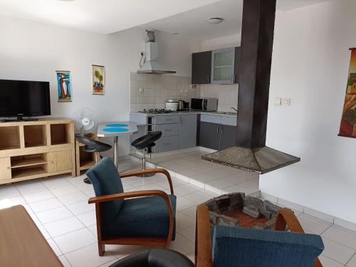 Kuchyň nebo kuchyňský kout v ubytování Aina Hôtel