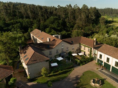 una vista aérea de una casa con patio en A Quinta Da Auga Hotel Spa Relais & Chateaux, en Santiago de Compostela