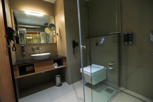 Koupelna v ubytování Hotel Saffron Wayanad