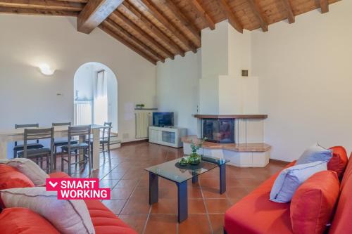 un soggiorno con un divano e un tavolo di Ca' Mia by Wonderful Italy a Menaggio