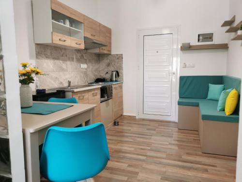 マタラにあるTsiteris Studioのキッチン(青い椅子、キッチンテーブル付)