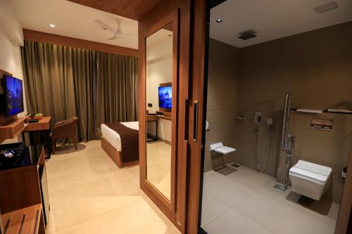 Zimmer mit Bad mit Dusche und WC in der Unterkunft Hotel Saffron Wayanad in Sultan Bathery