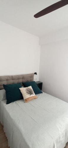 מיטה או מיטות בחדר ב-La Torre beach apartment