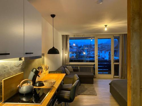 ein Wohnzimmer mit einer Couch und einem Tisch in einem Zimmer in der Unterkunft Ferienwohnung Morgensonne in Oberstaufen